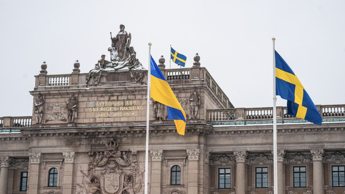 Ukrainska och svenska flaggan hissade framför riksdagshuset.