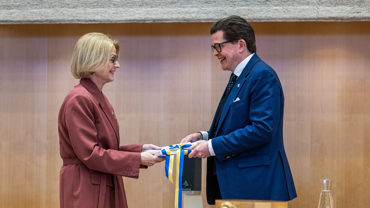Finansminister Elisabeth Svantesson (M) lämnar över regeringens ekonomiska vårproposition till talman Andreas Norlén.